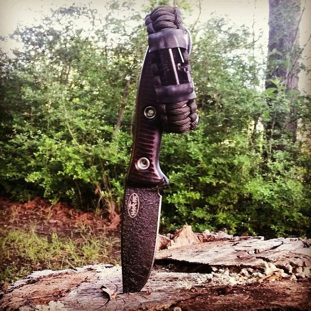 Load image into Gallery viewer, Camper Strap - Outdoor, Hike, & Kayak ready Survival Fire Starter Paracord Bracelet.