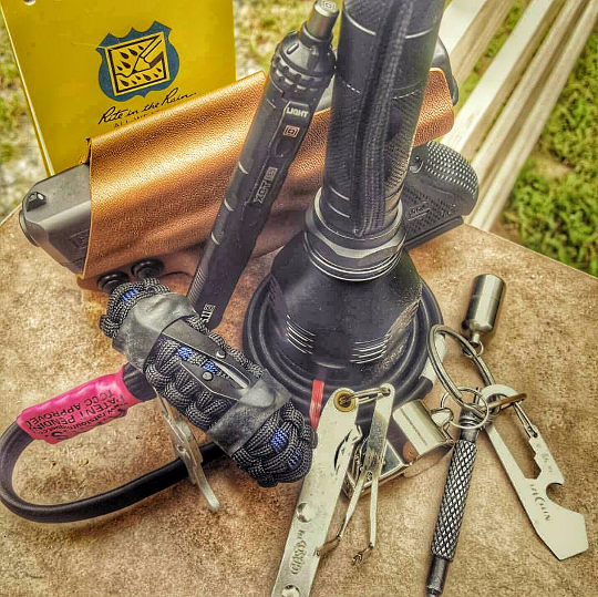 Load image into Gallery viewer, First Responder Strap - Police LEO backup duty gear w/ light, cuff key, seatbelt cutter, compass.