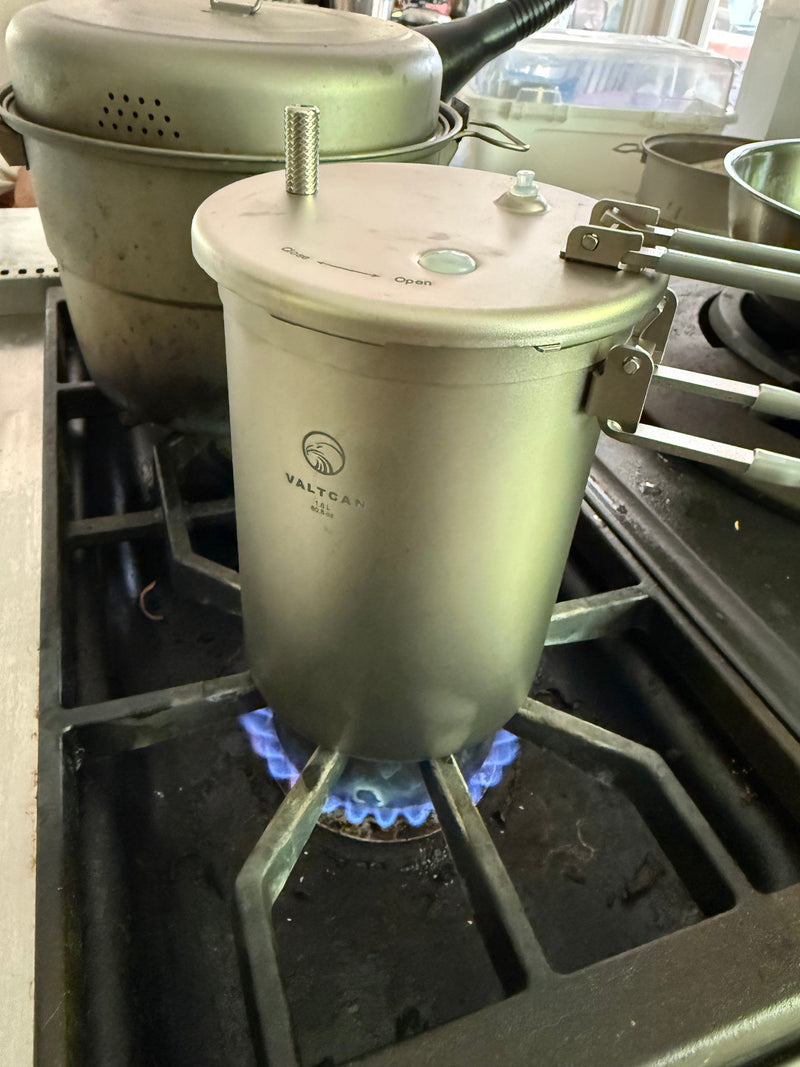 Load image into Gallery viewer, Valtcan 1800ml Titanium Pressure Pot Perfect Rice. Any Flame. Any Altitude. 35 kPa Locking Lid · Rice in 20 Minutes · 1.3 lbs
